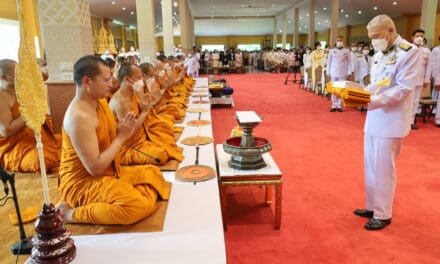 องคมนตรี อัญเชิญผ้าพระกฐินพระราชทาน ถวายพระสงฆ์วัดป่าธรรมคีรี โคราช