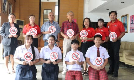 โคราช เครือข่ายครู นักเรียนรวมตัวขอบคุณ หมอวรรณรัตน์ ขับเคลื่อนสภาฯ ค้านบุหรี่ไฟฟ้า